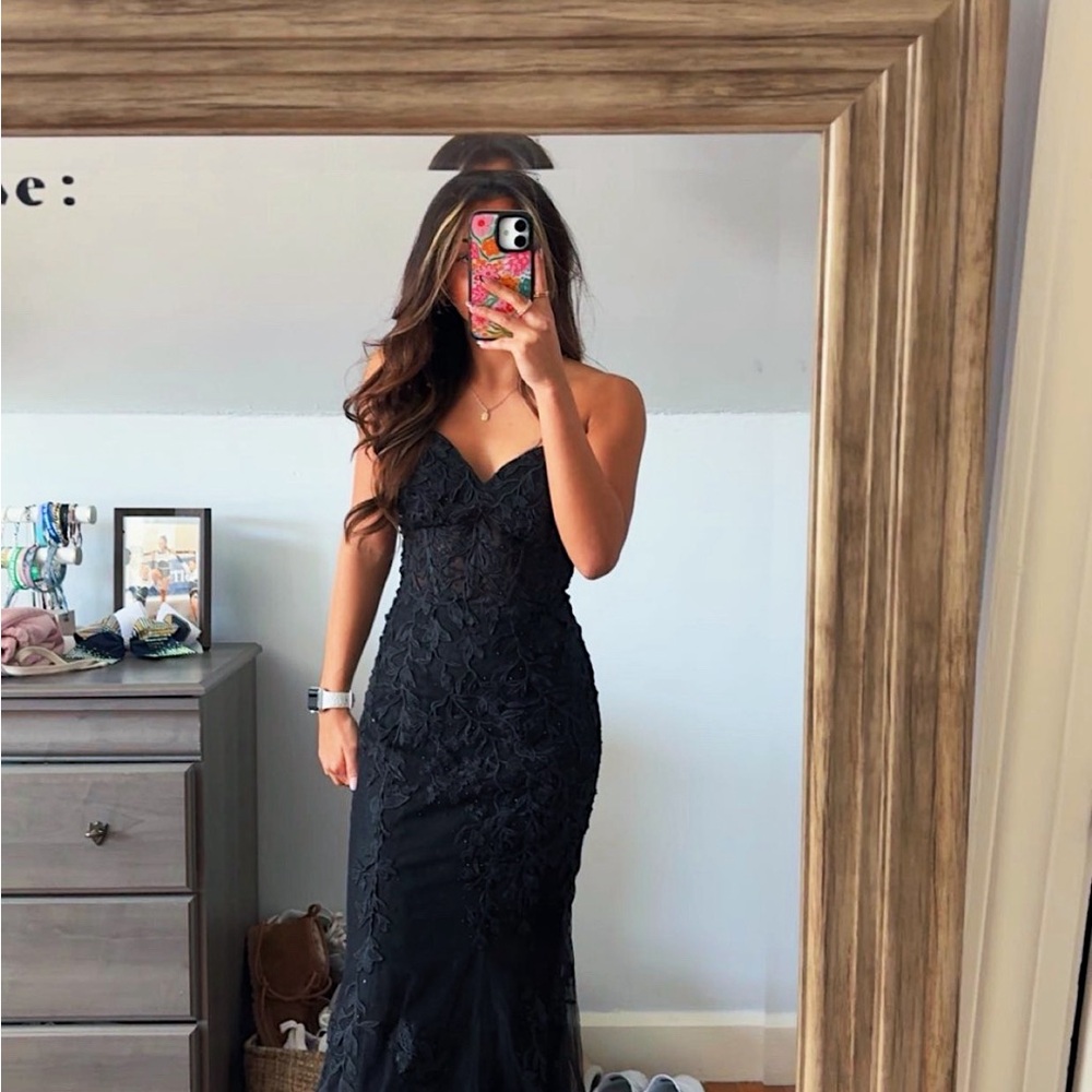 Elegant Black Lace Evening Dress